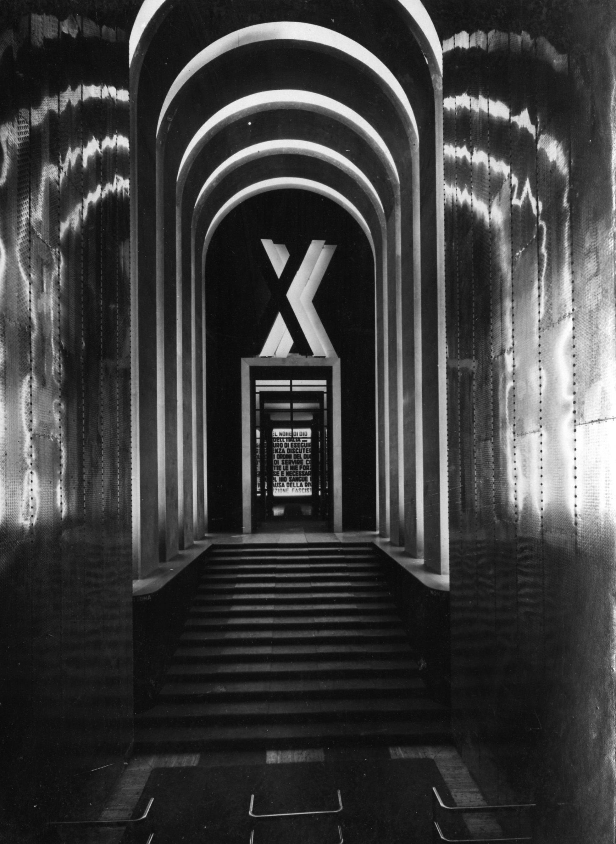 Facciata e ingresso per la Mostra del decennale della rivoluzione fascista al Palazzo delle Esposizioni in via Nazionale, Roma